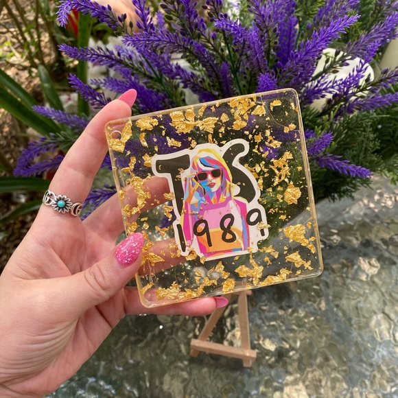Taylor Swift 1989 Cartoon with Gold Flakes Resin Display Art & Mini Easel - Picture 10 of 17
